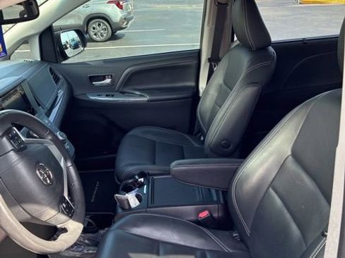 Used 2017 Toyota Sienna SE Premium image 4