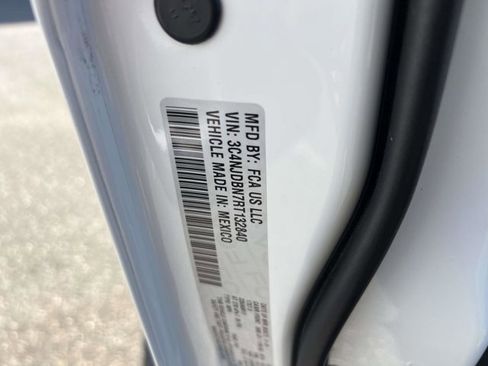 Used 2024 Jeep Compass Latitude image 18