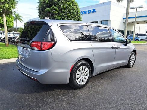 Used 2020 Chrysler Voyager L image 5