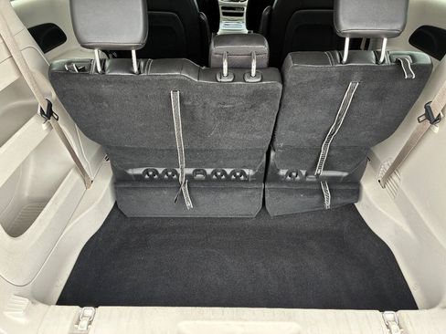 Used 2024 Chrysler Pacifica Touring-L FWD image 32