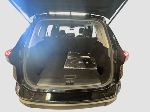 Used 2024 Nissan Rogue S AWD/4WD image 17