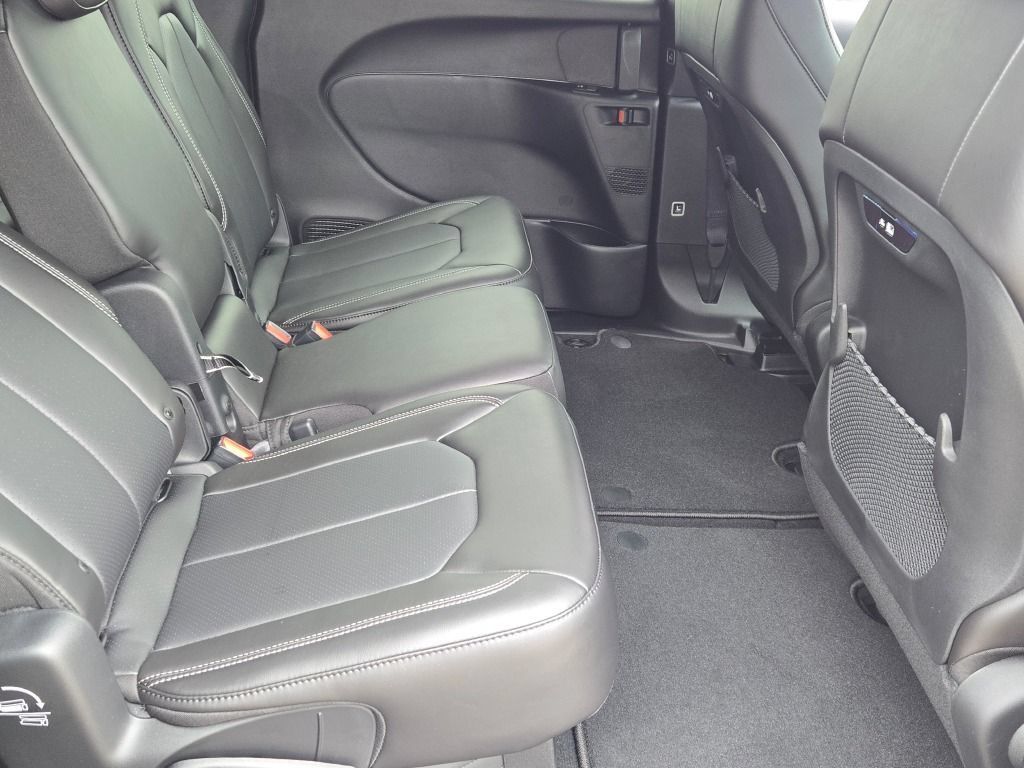 New 2027 Chrysler Pacifica Select FWD image 9