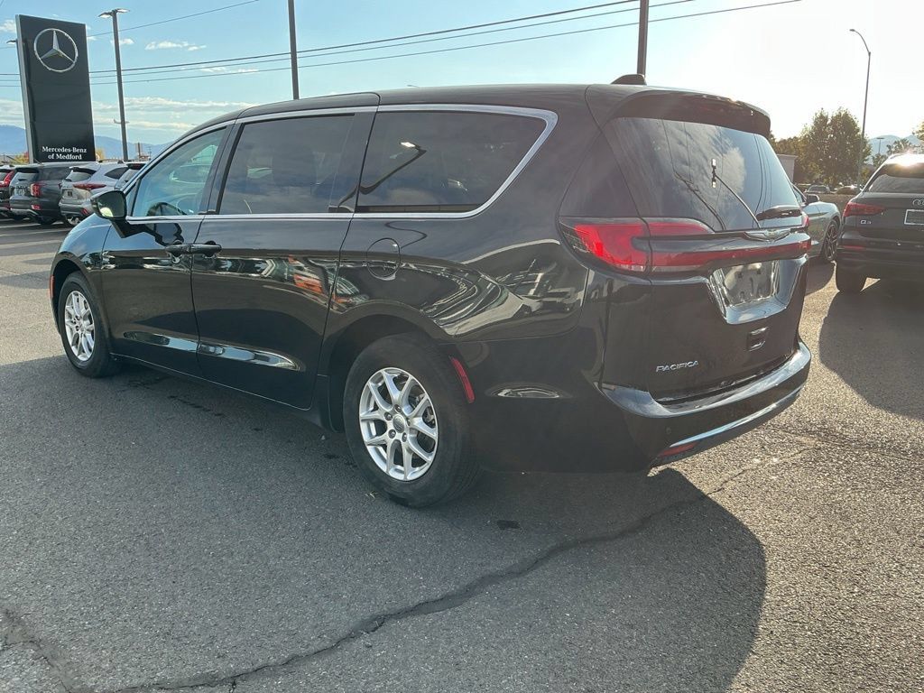 Used 2024 Chrysler Pacifica Touring-L FWD image 6