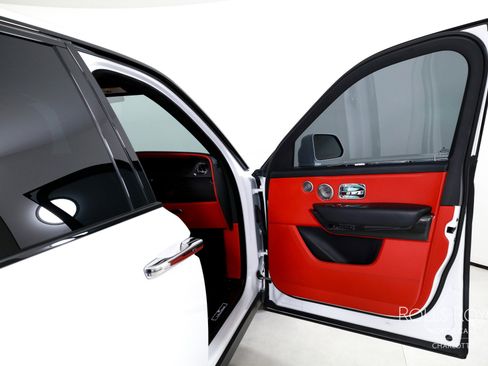 Used 2021 Rolls-Royce Cullinan Black Badge image 34