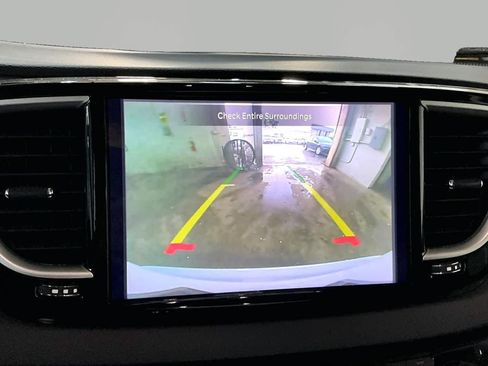 Used 2024 Chrysler Pacifica Touring-L FWD image 27