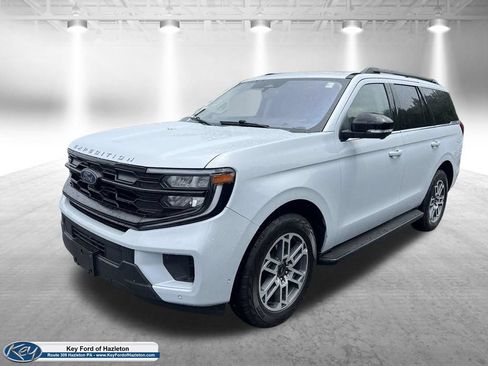 Used 2025 Ford Expedition Active AWD/4WD image 3