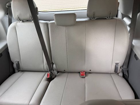 Used 2012 Toyota Sienna XLE w/ Entertainment Pkg FWD image 13