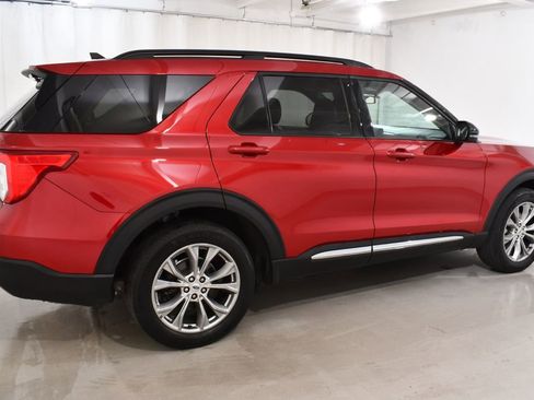 Used 2022 Ford Explorer XLT w/ Equipment Group 202A AWD/4WD image 11