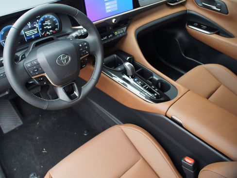 New 2025 Toyota Crown Signia image 24