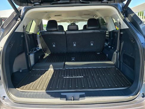 Used 2023 Toyota Highlander XLE AWD/4WD image 11