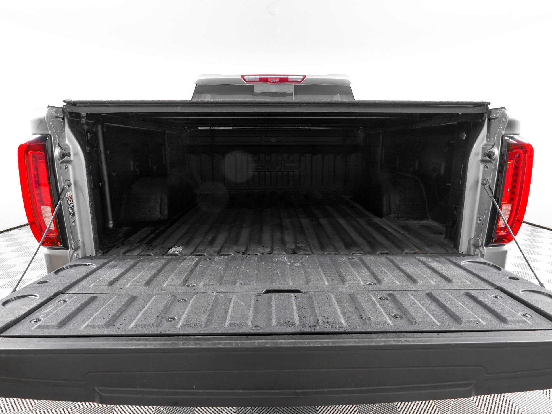 Used 2025 GMC Sierra 1500 Denali w/ Technology Package AWD/4WD image 8