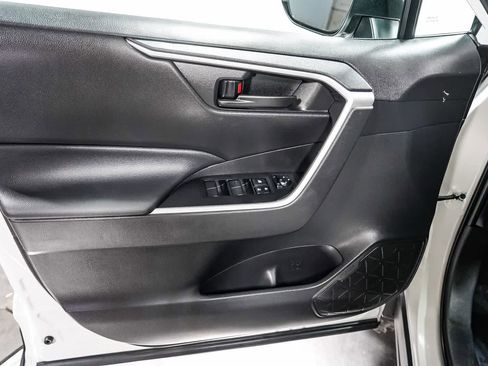 Certified 2025 Toyota RAV4 LE FWD image 21