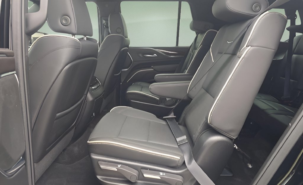 Used 2024 Cadillac Escalade Premium Luxury AWD/4WD image 12