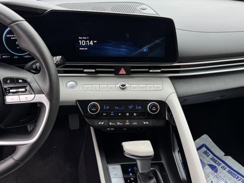 Used 2025 Hyundai Elantra Limited image 18