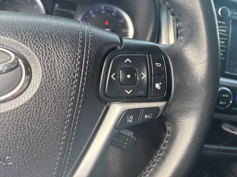 Used 2019 Toyota Highlander XLE AWD/4WD image 23