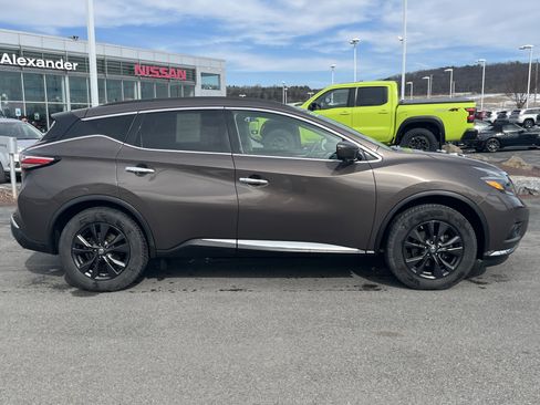 Used 2018 Nissan Murano SV w/ Premium Package image 2