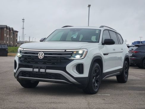 Used 2025 Volkswagen Atlas Peak Edition SE AWD/4WD image 2
