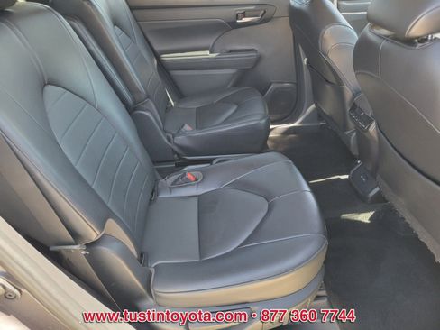 Used 2022 Toyota Highlander XLE image 16