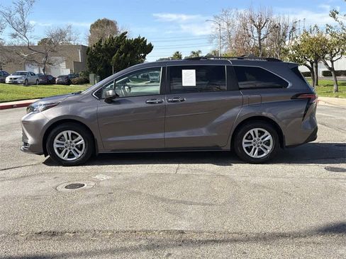 Used 2022 Toyota Sienna XLE w/ XLE Plus Package image 3