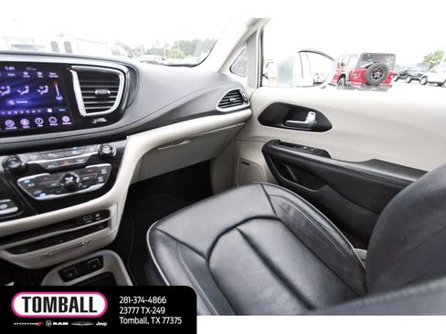 Used 2020 Chrysler Pacifica Limited w/ Advanced Safetytec Group FWD image 11