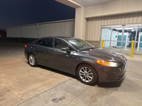 Used 2020 Ford Fusion SE image 18