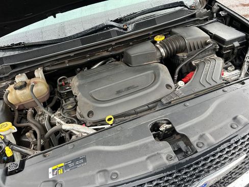 Used 2019 Chrysler Pacifica Touring-L image 21