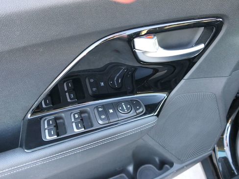 Used 2022 Kia Niro LXS image 13