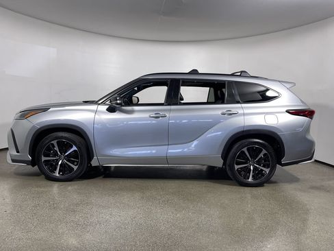 Used 2021 Toyota Highlander XSE FWD image 6