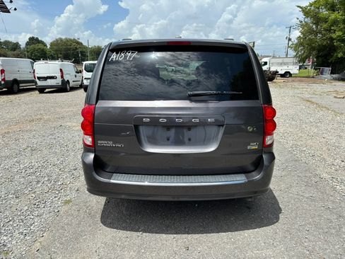 Used 2017 Dodge Grand Caravan SXT FWD image 3