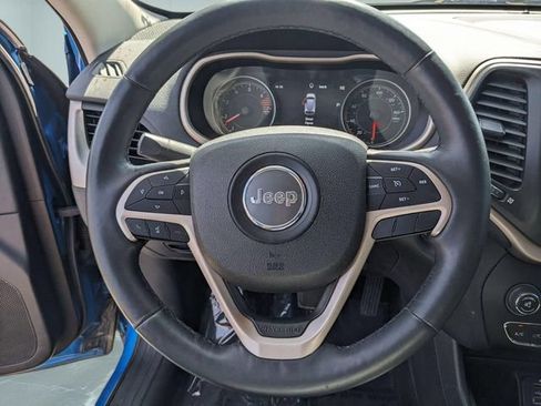 Used 2018 Jeep Cherokee Limited w/ Luxury Group FWD image 18