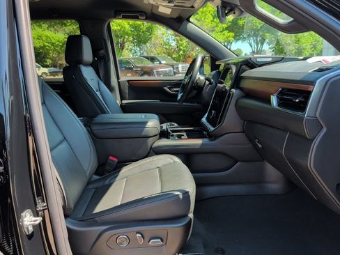 Used 2025 GMC Yukon Denali AWD/4WD image 37