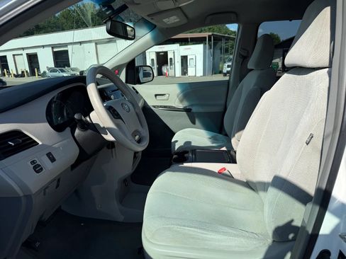Used 2012 Toyota Sienna LE FWD image 2