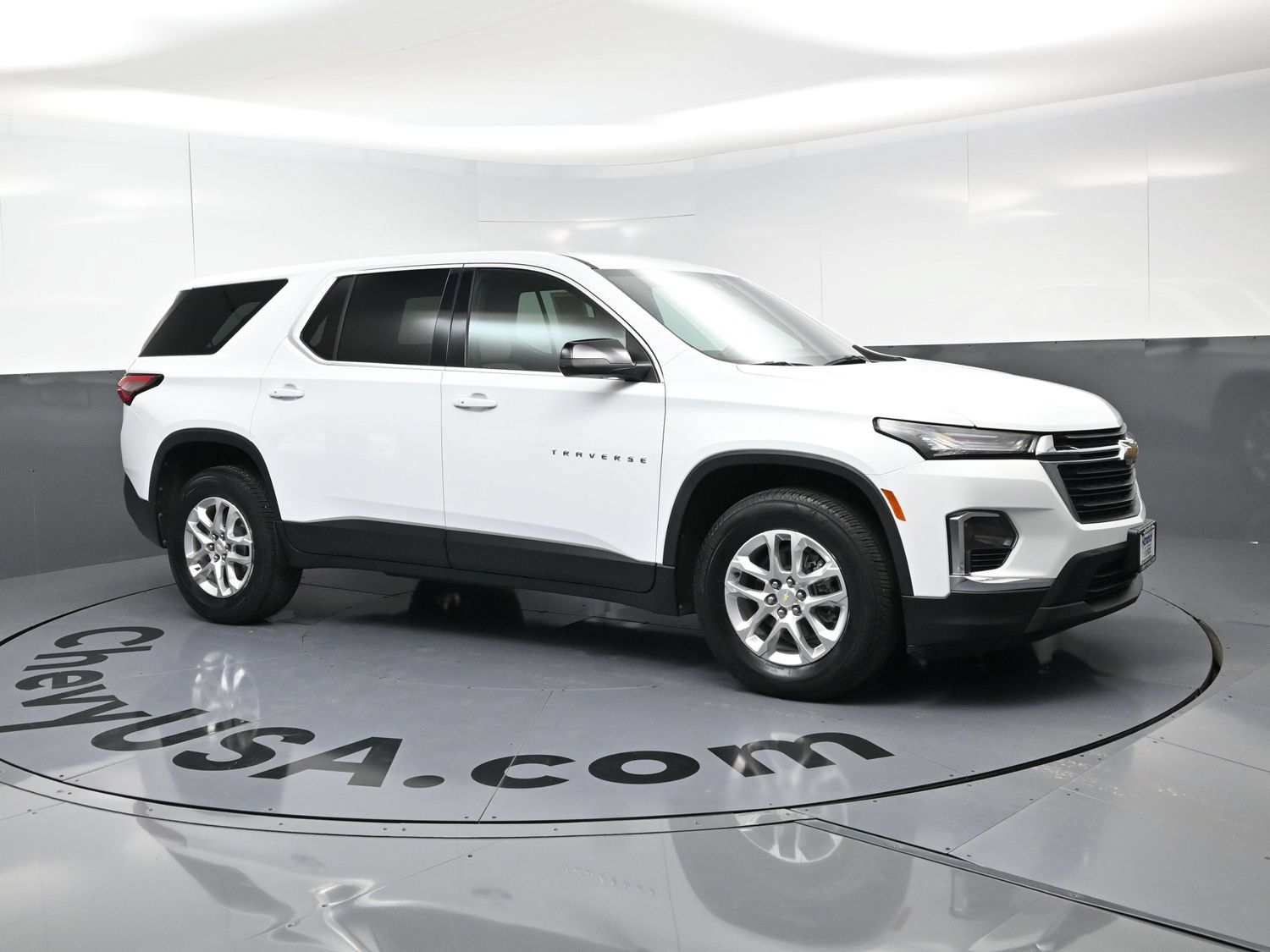 Used 2022 Chevrolet Traverse LS FWD image 2