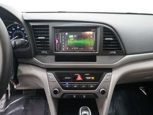 Used 2018 Hyundai Elantra SE FWD image 17