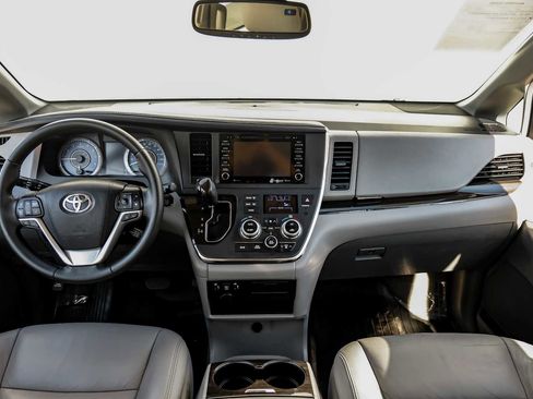 Used 2018 Toyota Sienna XLE image 17