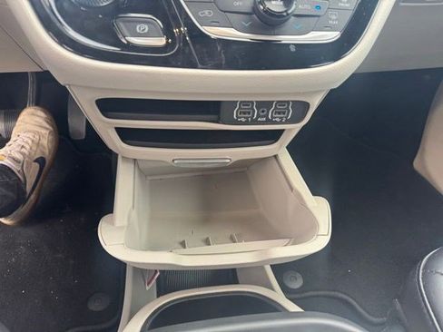 Used 2023 Chrysler Pacifica Touring-L FWD image 21