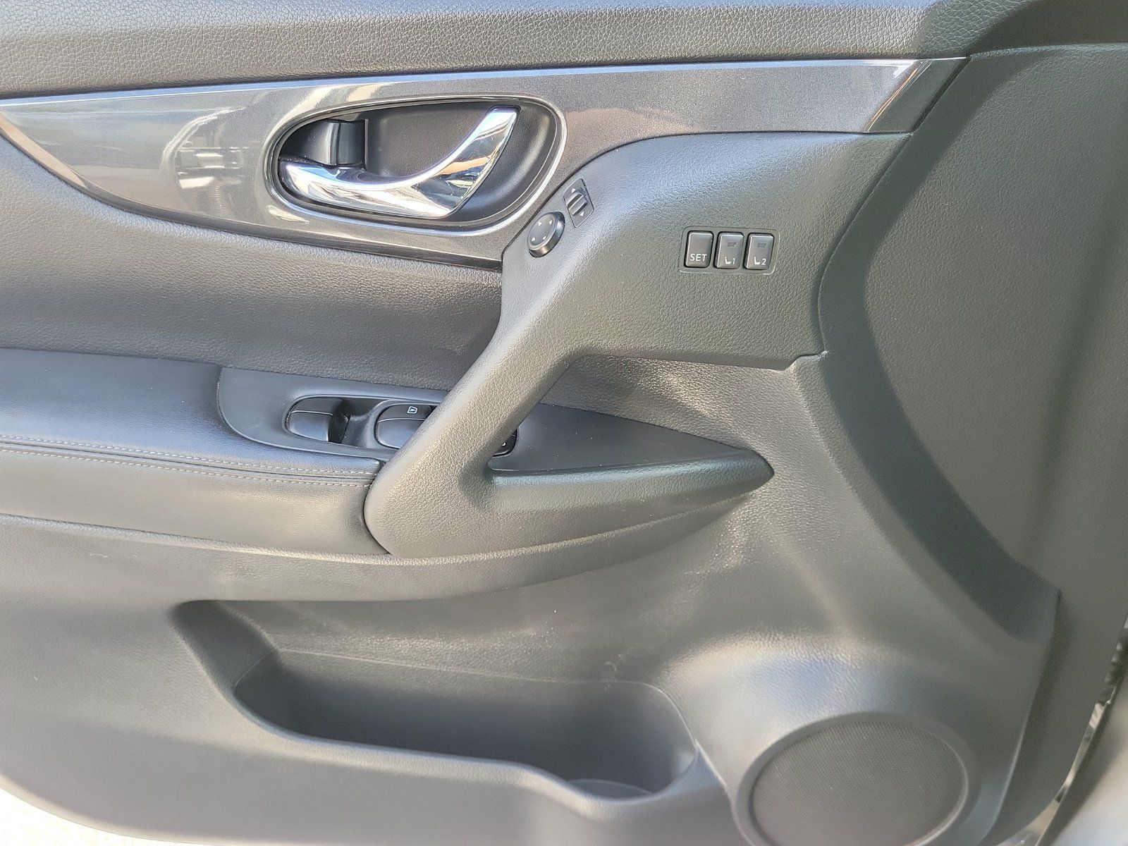 Used 2018 Nissan Rogue SV w/ Premium Package FWD image 19