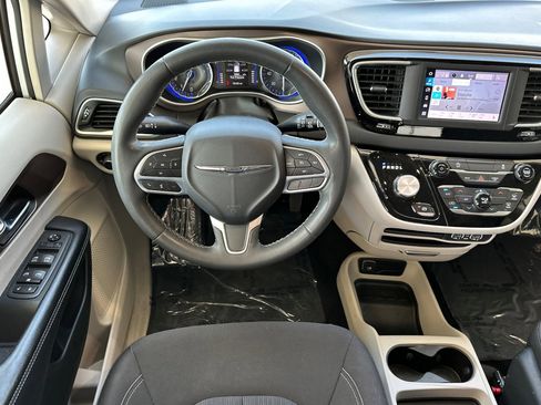 Used 2022 Chrysler Voyager LX image 14
