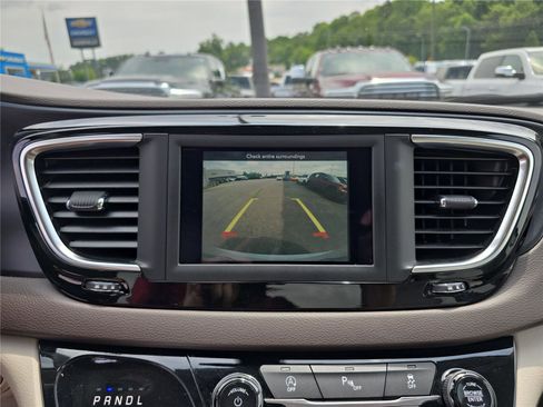 Used 2020 Chrysler Pacifica Touring-L FWD image 25