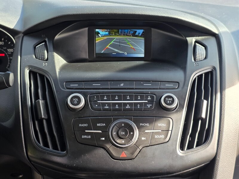 Used 2018 Ford Focus SE w/ Cold Weather Package FWD image 18