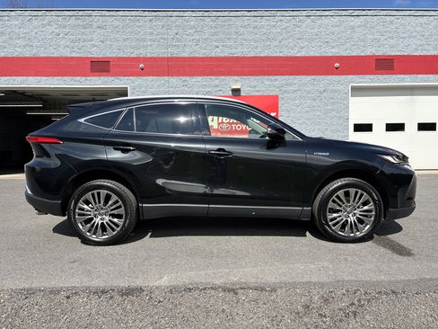 Used 2021 Toyota Venza Limited image 2