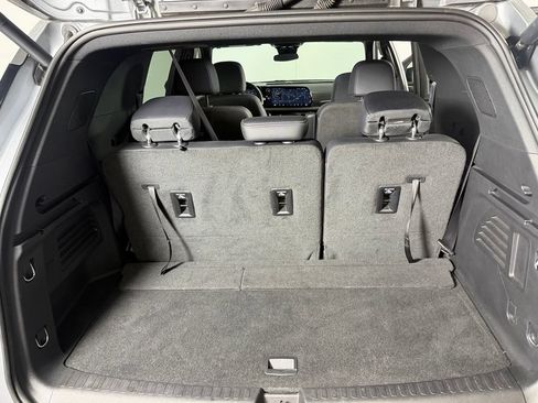 Used 2025 Chevrolet Traverse LT FWD image 24