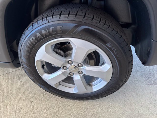 Used 2018 Jeep Compass Latitude w/ Cold Weather Group AWD/4WD image 37