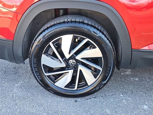 Certified 2025 Volkswagen Atlas SE image 9