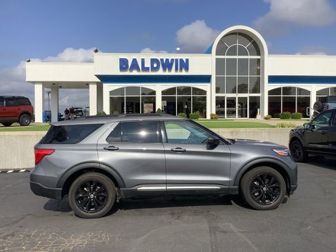 Used 2022 Ford Explorer XLT w/ Equipment Group 202A image 8