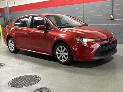 Used 2020 Toyota Corolla LE FWD image 2