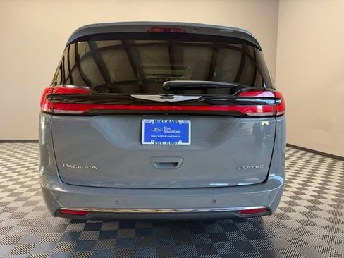 Used 2024 Chrysler Pacifica Limited FWD image 10
