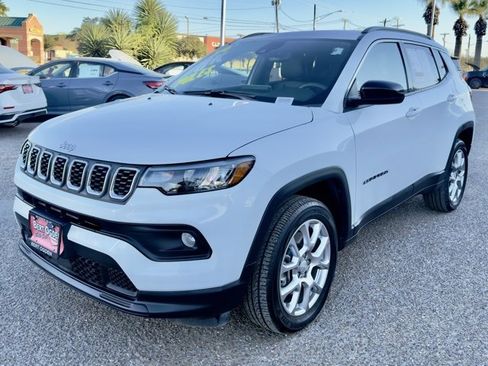 Used 2024 Jeep Compass Latitude w/ Sun and Sound Group image 3