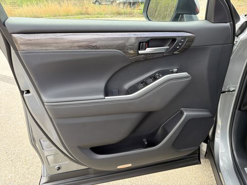 Used 2026 Toyota Highlander Limited image 10