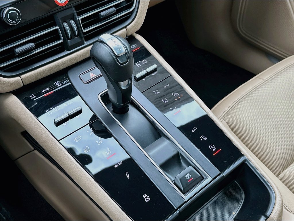 Certified 2024 Porsche Macan S AWD/4WD image 19